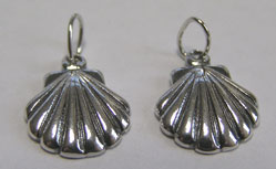 --CLEARANCE-- sterling silver 11.5mm x 9.5mm clam shell charm with small fragile attaching ring *PLEASE NOTE THAT THE RING IS FRAGILE*