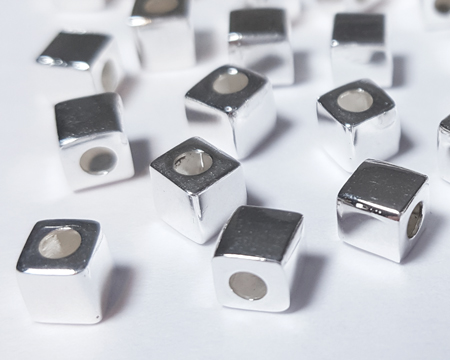  <22.5g/100> sterling silver 4mm rounded edges cube bead, 1.5mm beadling hole 