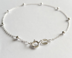  ready made sterling silver bracelet - 19 cm length - 0.8mm fortantina chain with 2.5mm ball satellites at 25mm intervals 